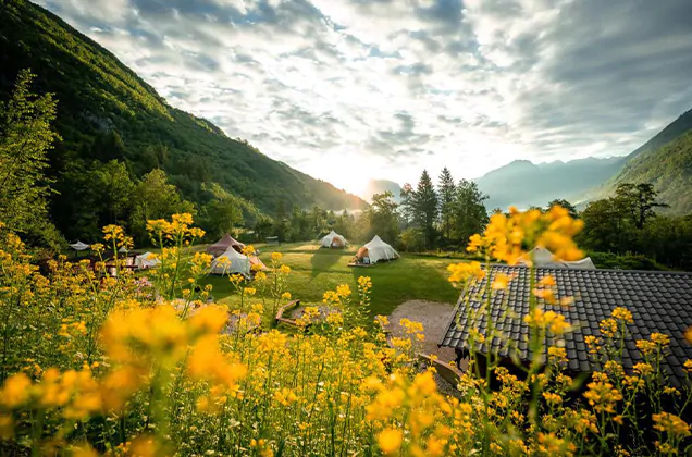 zicht op Glamping Gozdna Jasa in de Soča vallei van het Triglav Nationaal Park in Slovenië