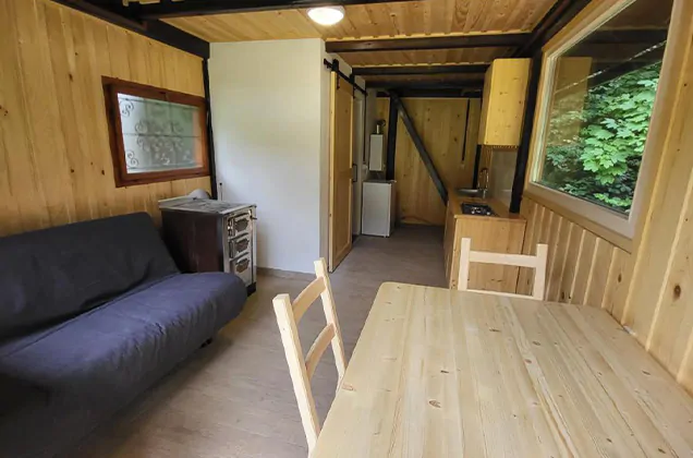 Binnenkant hut van glamping fikfak bij het meer van bled in Triglav Nationaal Park in Slovenië