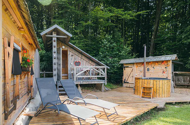 Buitenkant hut Alp Glamping Village bij Bled in het Triglav Nationaal Park in Slovenië