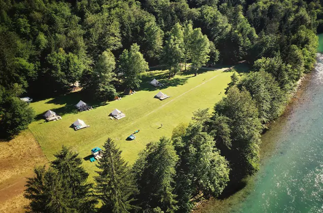 ECO River Camp aan de Sava rivier bij bled in Slovenië