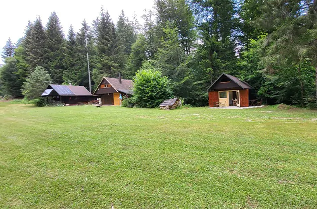 Landgoed van glamping fikfak bij het meer van bled in Triglav Nationaal Park in Slovenië