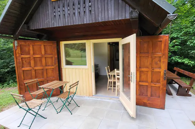Terras van hut glamping fikfak bij het meer van bled in Triglav Nationaal Park in Slovenië