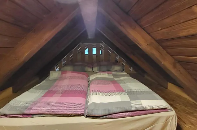 Zolder hut van glamping fikfak bij het meer van bled in Triglav Nationaal Park in Slovenië