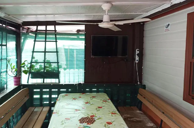 binnenkant bungalow van camping fiesa aan de adriatische kust in Slovenië