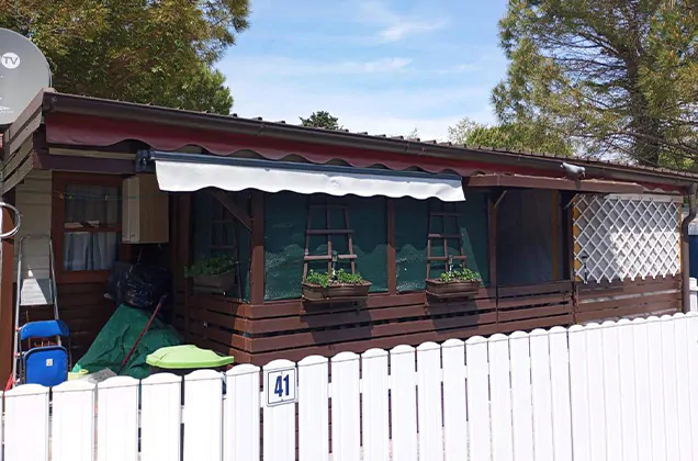 bungalow van camping fiesa aan de adriatische kust in Slovenië