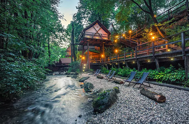 glamping tent boven het water van Garden Village Bled in het Triglav Nationaal Park in Slovenië