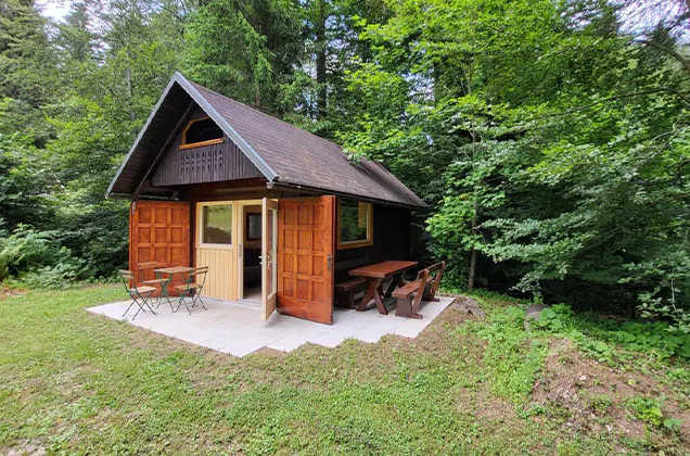 hut van glamping fikfak bij het meer van bled in Triglav Nationaal Park in Slovenië