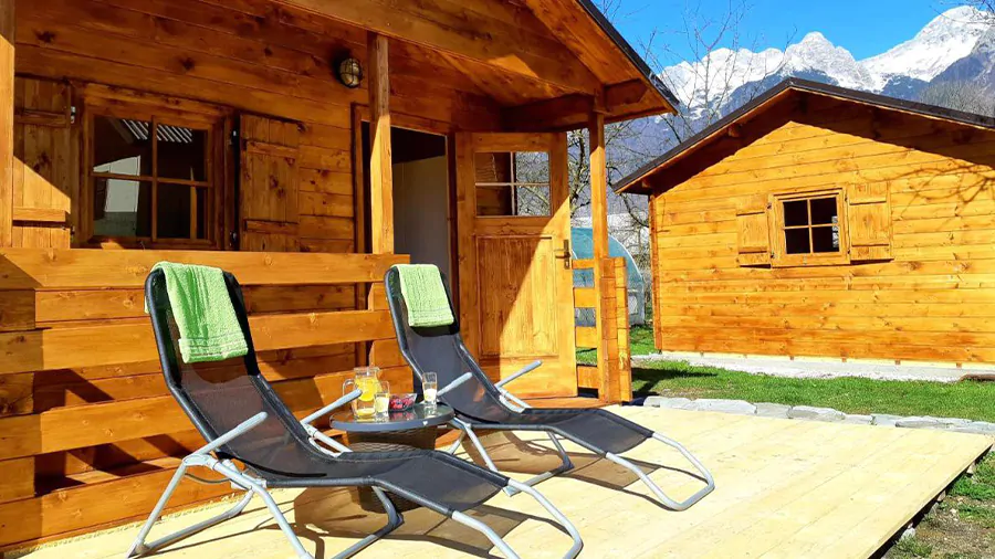 Glampinghuisjes van SočaLand Glamping in de Soča vallei in het Triglav Nationaal Park bij Bovec in Slovenië