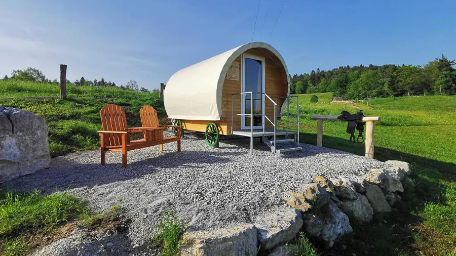 huifkar van Glamping Cowboy's Land vlak buiten Ljubljana de hoofdstad van Slovenië