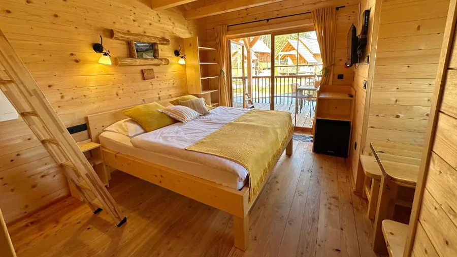 Binnenkant glampinghut van Ribno Luxury Glamping bij het meer van Bled in Slovenië
