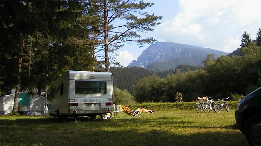 Caravan op Camp Šmica in de kamnische alpen bij de Savinja rivier in noord Slovenië