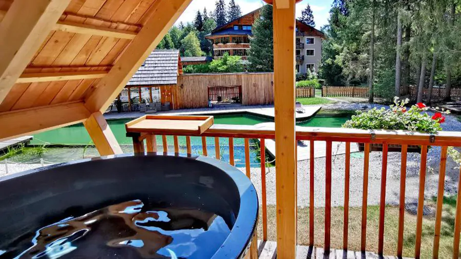 Hottub op terras van glampinghut van Ribno Luxury Glamping bij het meer van Bled in Slovenië