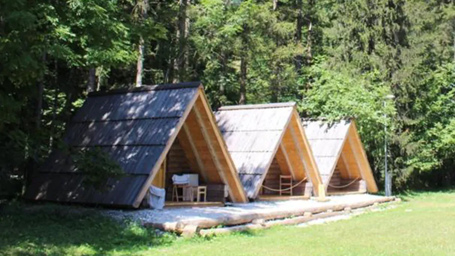 glampinghut van Camp Šmica in de kamnische alpen bij de Savinja rivier in noord Slovenië
