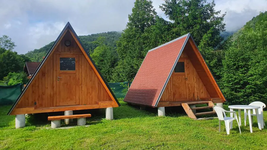 glampinghutten van Glamping Vita in de soča vallei in west Slovenië