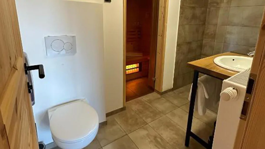 infrarood sauna en badkamer in glampinghut van Ribno Luxury Glamping bij het meer van Bled in Slovenië