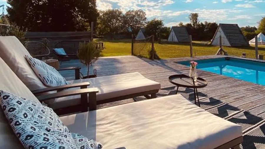 zwembad met ligstoelen van Green Valley Glamping bij celje in oost Slovenië