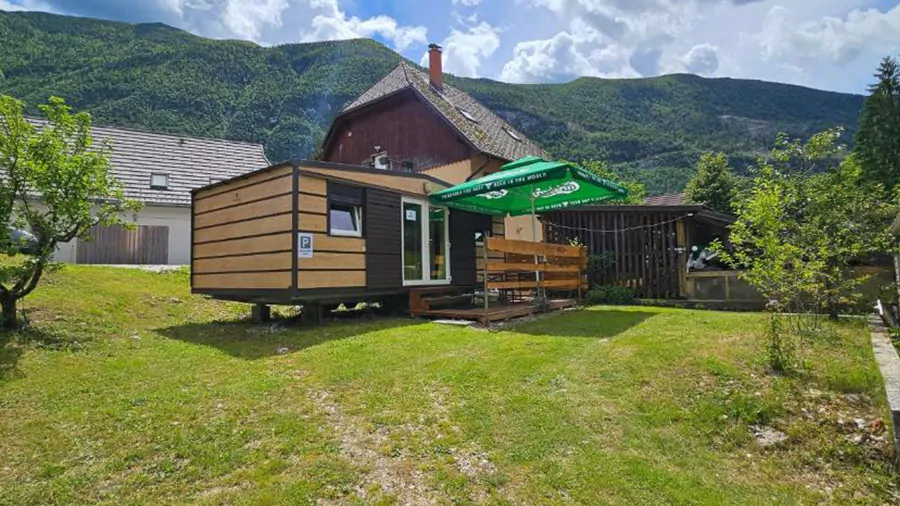 Stacaravan van Camping Simonai in de Soča vallei bij Bovec in Slovenië
