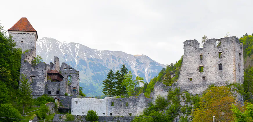 Grad Kamen bij Begunje na Gorenjskem in het Noordwesten van Slovenië aan de rand van het Triglav Nationaal Park en de Karawanken