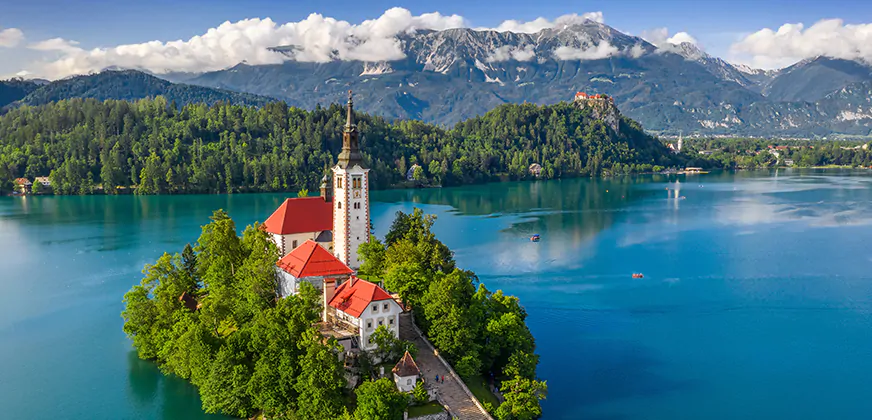 Het Meer van Bled in het Noordwesten van Slovenië aan de rand van het Triglav Nationaal Park