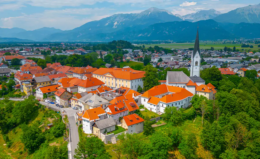 Radovljica in het Noordwesten van Slovenië in de regio Gorenjska vlakbij het meer van Bled aan de rand van het Triglav Nationaal Park